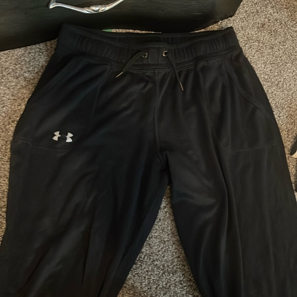 Underarmour Joggers Size M fit like leggings. Under Armour sign is ran down